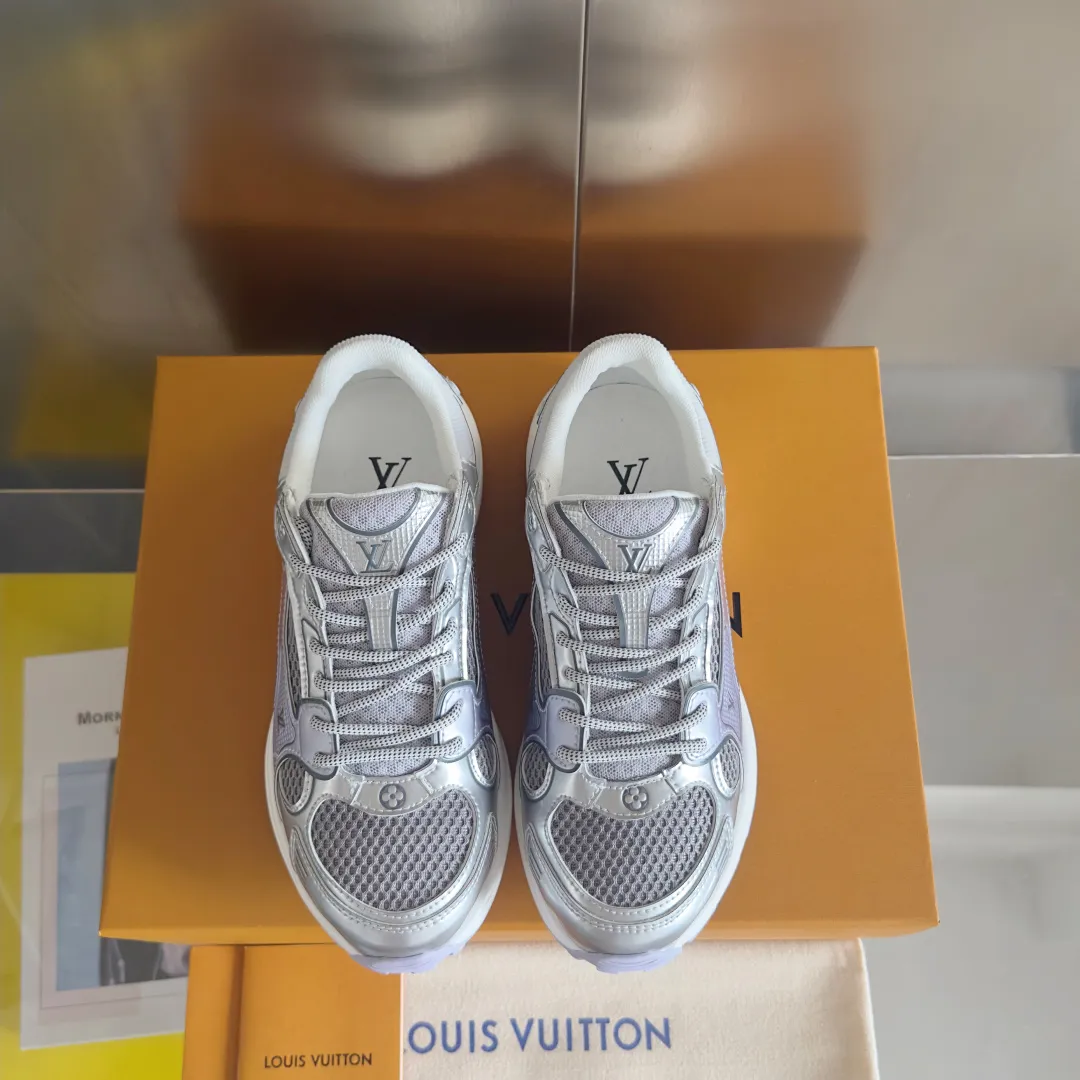 Top version: Couple model 640💰 LV Louis Vuitton L House Donkey Brand Latest Olympia Series Couple Model Silver Horn King Casual Sports Shoes Running Shoes This LV Olympia sports shoe combines mesh fabric and metallic synthetic leather and other technical fabrics to reinterpret the classic running shoe design with a neat and simple design. Lightweight EVA outsole provides a stretchy fit. Rich details such as Monogram embossing and LV letters establish recognition. Exquisite packaging at the delivery counter🛍📦 ▪️Fabric: original imported technical fabric + mesh ▪️Inner lining: original customized breathable mesh ▪️Sole: original molded rubber foam material ▪️Sole thickness: 3.5CM ▪️Size: women's 35-40 / men's 39-44